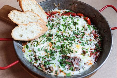 Испанская яичница с сочными томатами