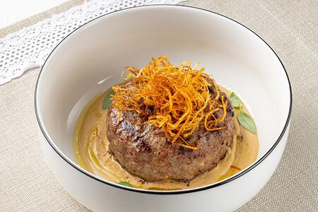 Бифштекс Грильяж из говядины в соусе