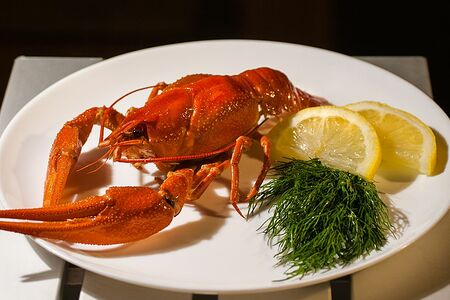 Отборные вареные раки в соусе песто