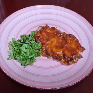 Свинина, запеченная с грибами и помидором под сыром