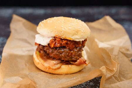 Очень мясной бургер