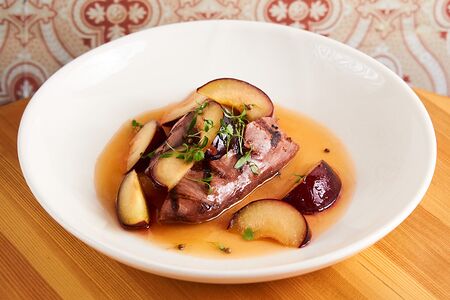 Утка, сезонные фрукты, мед