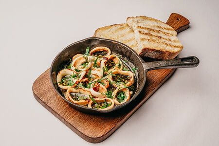 Кальмар с чесноком и петрушкой