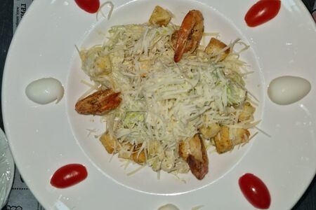 Салат Цезарь с креветками