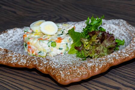 Оливье с цыпленком и перепелиным яйцом