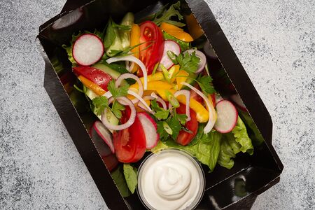 Салат овощной со сметаной