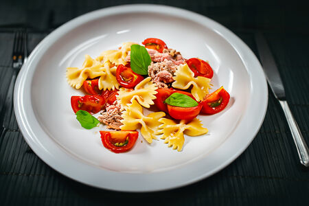 Паста с тунцом и помидорами