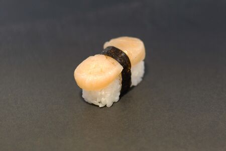 Суши с гребешком