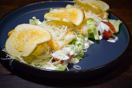 Салат Цезарь с креветкой