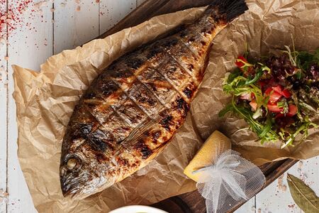 Запеченный дорадо с картофелем по-деревенски