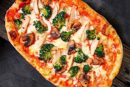 Пиццетта с курицей и брокколи