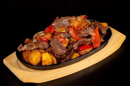 Мясо на шипящей сковороде