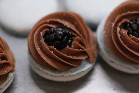 Макарон Соленый шоколад-ежевика (1 шт.)