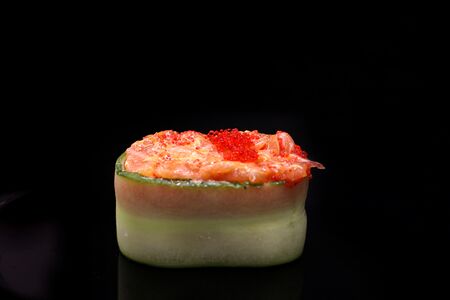 Гункан в огурце с лососем