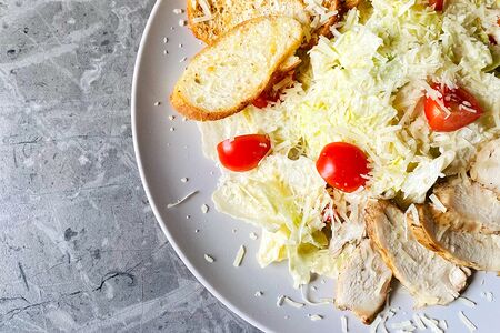 Салат Цезарь с курицей