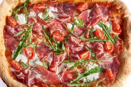 Пицца с ветчиной коппа и страчателлой