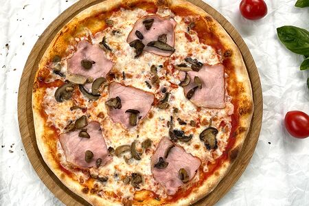 Пицца с ветчиной и грибами