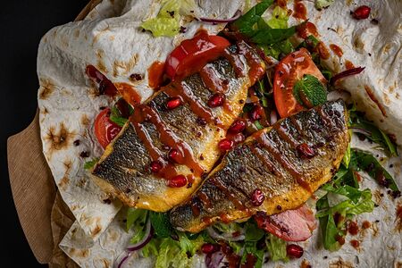 Филе сибаса со свежими овощами на лаваше