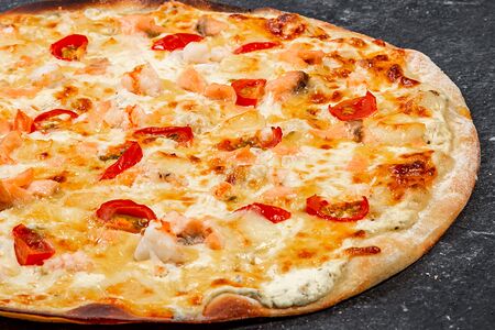 Пицца с лососем и креветками