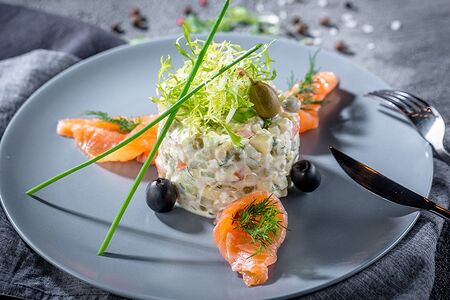 Салат Оливье со слабосоленым лососем