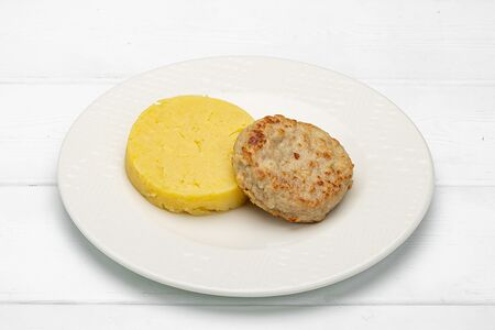Биточек мясной с картофельным пюре