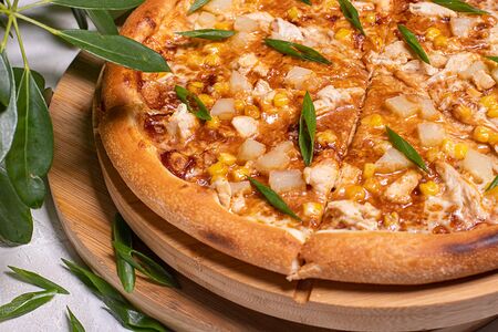 С копченым цыпленком, ананасом и молодой кукурузой