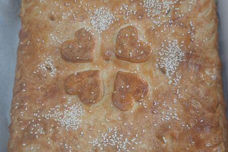 Пирог с горбуши, рисом и луком