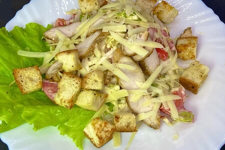 Салат Цезарь с курицей