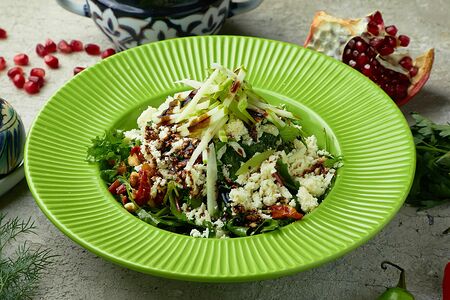 Салат с домашним сыром