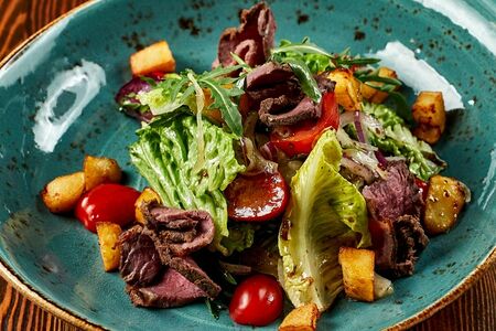 Салат с брискетом