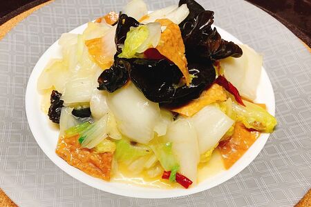 Жареная спаржа с древесными грибами и китайскими капустой