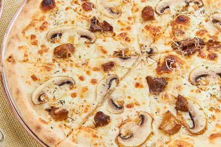 Пицца с грибами и сыром