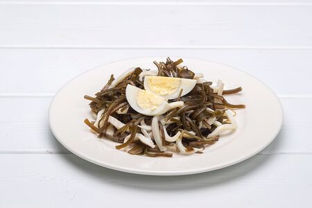 Салат с морской капустой и кальмаром