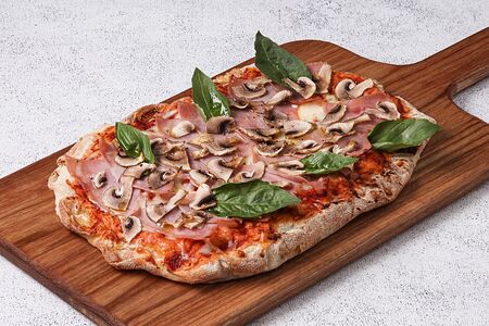 Пицца Маргарита с ветчиной и грибами