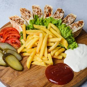 Шаурма на тарелке на углях