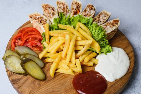 Шаурма на тарелке на углях