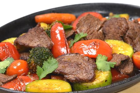 Говядина с овощами на сковороде