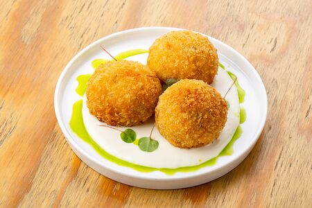 Аранчини с креветками и моцареллой