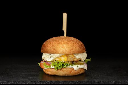 Бургер с куриной котлетой