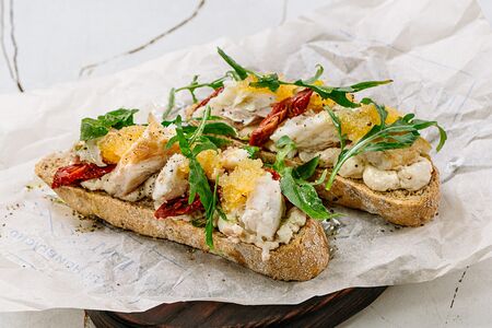 Брускетта с подкопченным сомом и щучьей икрой
