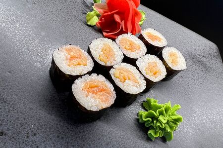 Маки ролл с лососем