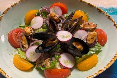 Теплый салат с черноморскими мидиями, редисом и соусом песто