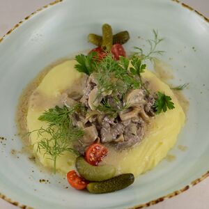 Вырезка телячья с грибами и сливочным пюре