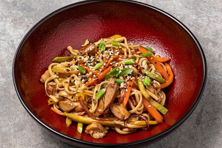 Удон с курицей терияки