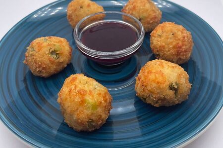 Сырные шарики с соусом