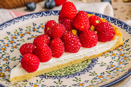 Пирог со свежей малиной