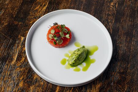 Тартар из тунца с соусом гуакамоле