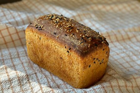 Хлеб пшеничный с кунжутом (на закваске)
