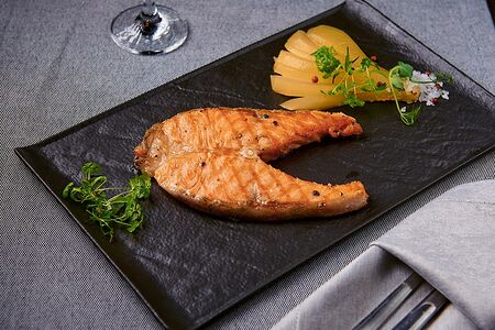 Стейк из форели с лимонной грушей