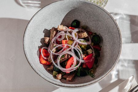 Пикантный салат с говядиной